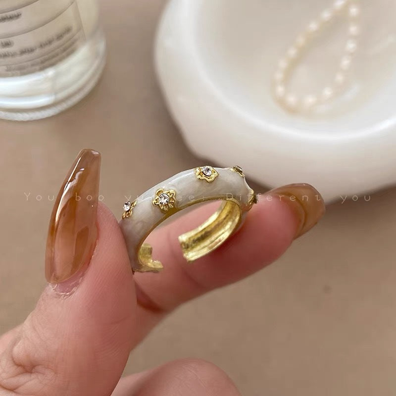 Damen Ring mit filigranem Perlendesign und elegantem Goldfinish Shop Nory