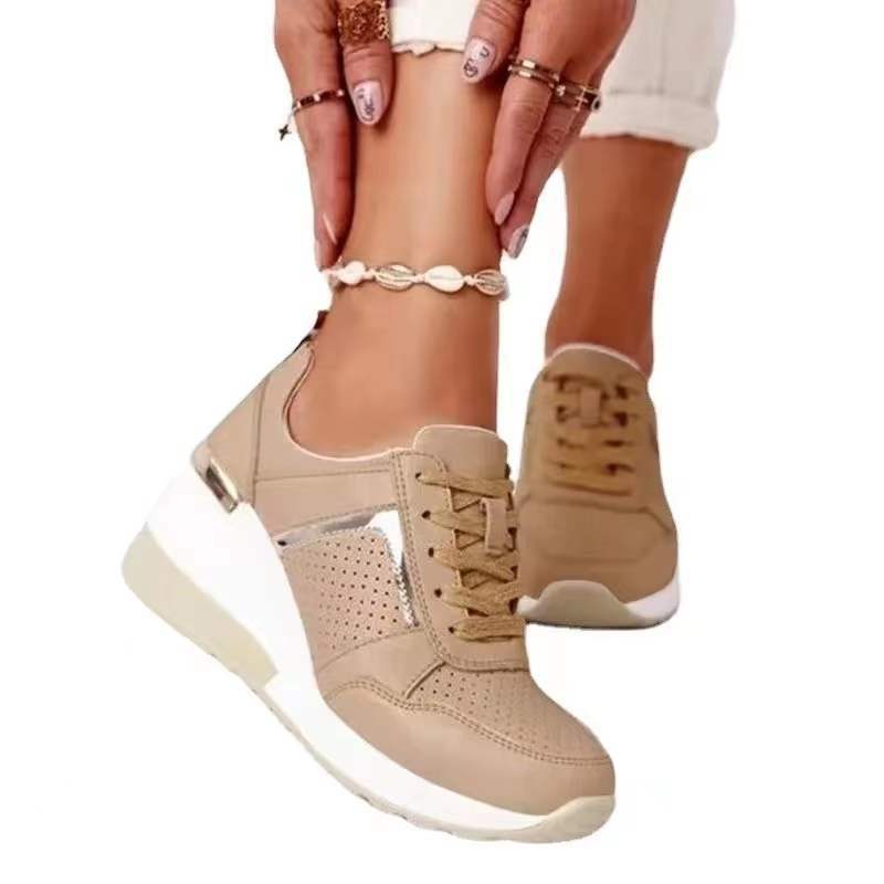 Damen Keil-Sneaker mit perforiertem Obermaterial, gepolstertem Komfortkragen und reflektierenden Metalldetails Shop Nory