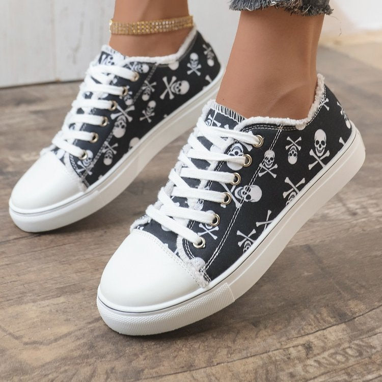 Damen lässiger Plateausneaker mit Totenkopf-Print, fransigem Canvasrand und verstärkter Zehenkappe Shop Nory
