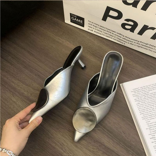 Damen spitz zulaufende Mule mit niedrigem Kitten‑Heel und dekorativer Metallplakette Shop Nory