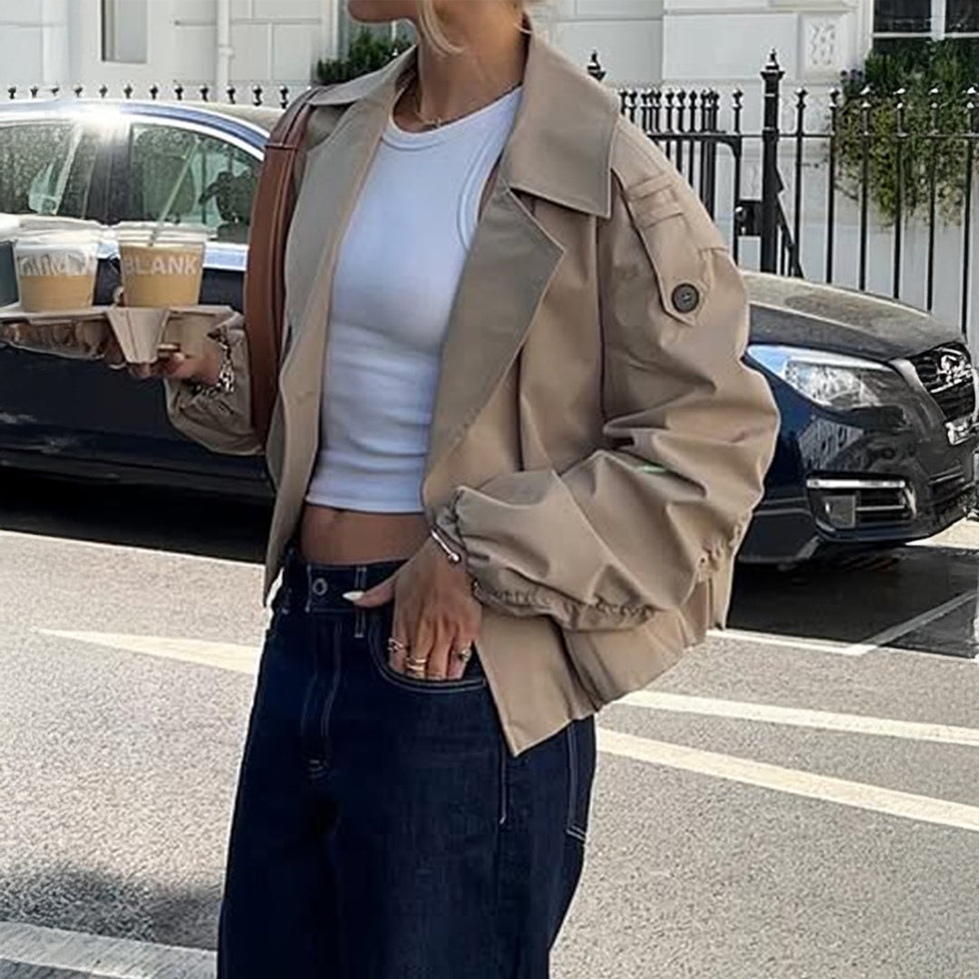 Damen nan verkürzter Trenchcoat mit doppelt geknöpfter Vorderseite, weitem Revers und elastischen Manschetten Shop Nory