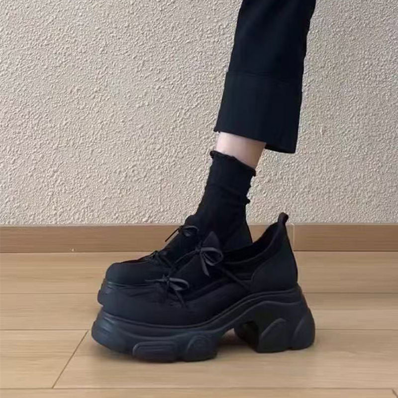Damen Skulpturale Plateau‑Sneaker mit überhöhter Chunky‑Sohle und dekorativem Schleifenriemen Shop Nory
