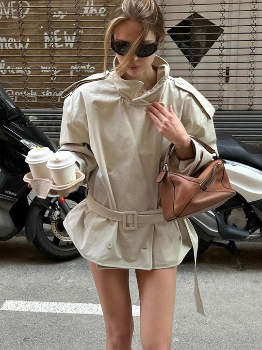Damen Kurztrenchcoat aus Baumwollmix mit Taillengürtel & Schulterklappen Shop Nory