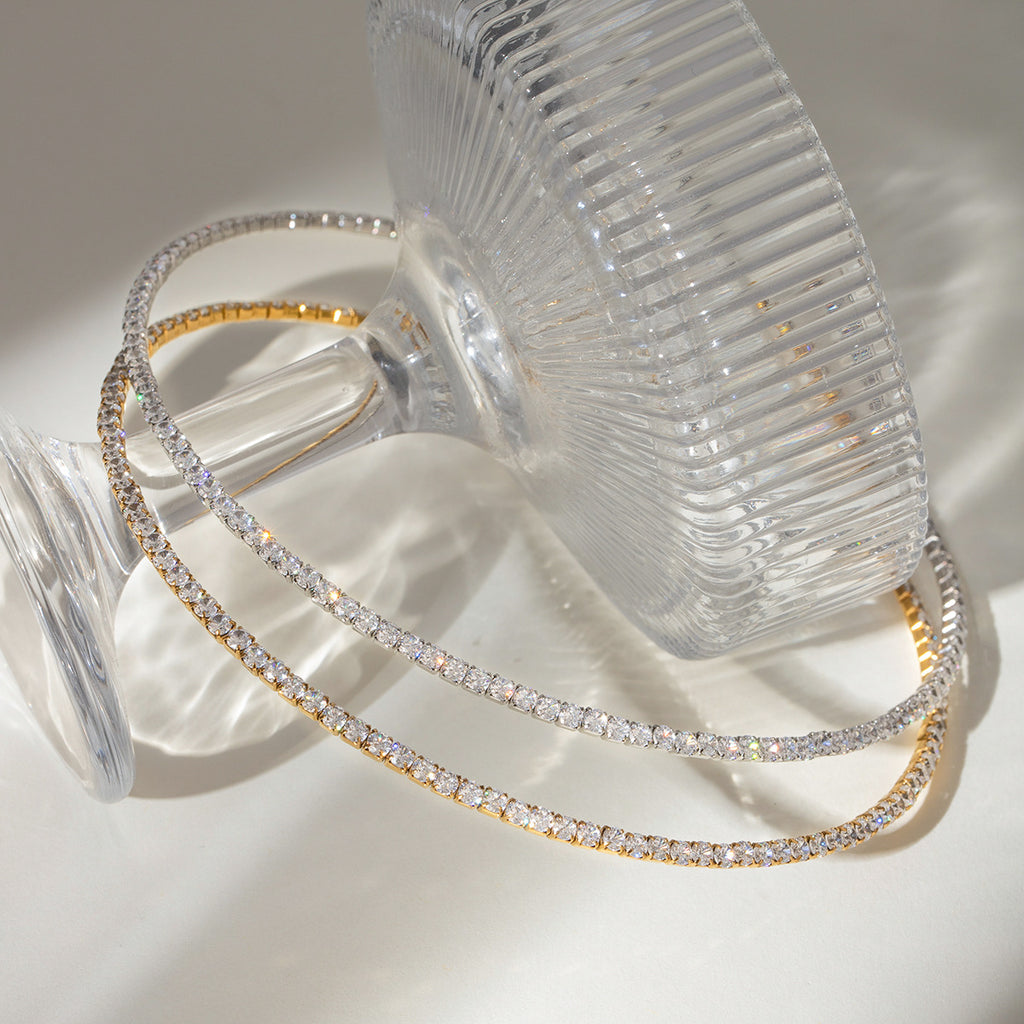 Damen Armreif mit funkelnden Zirkonia-Elementen und hypoallergener Edelstahlverarbeitung Shop Nory