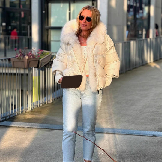 Damen Kurze gesteppte Daunenjacke mit voluminösem Kunstfell-Schalkragen und taillierendem Schnitt Shop Nory