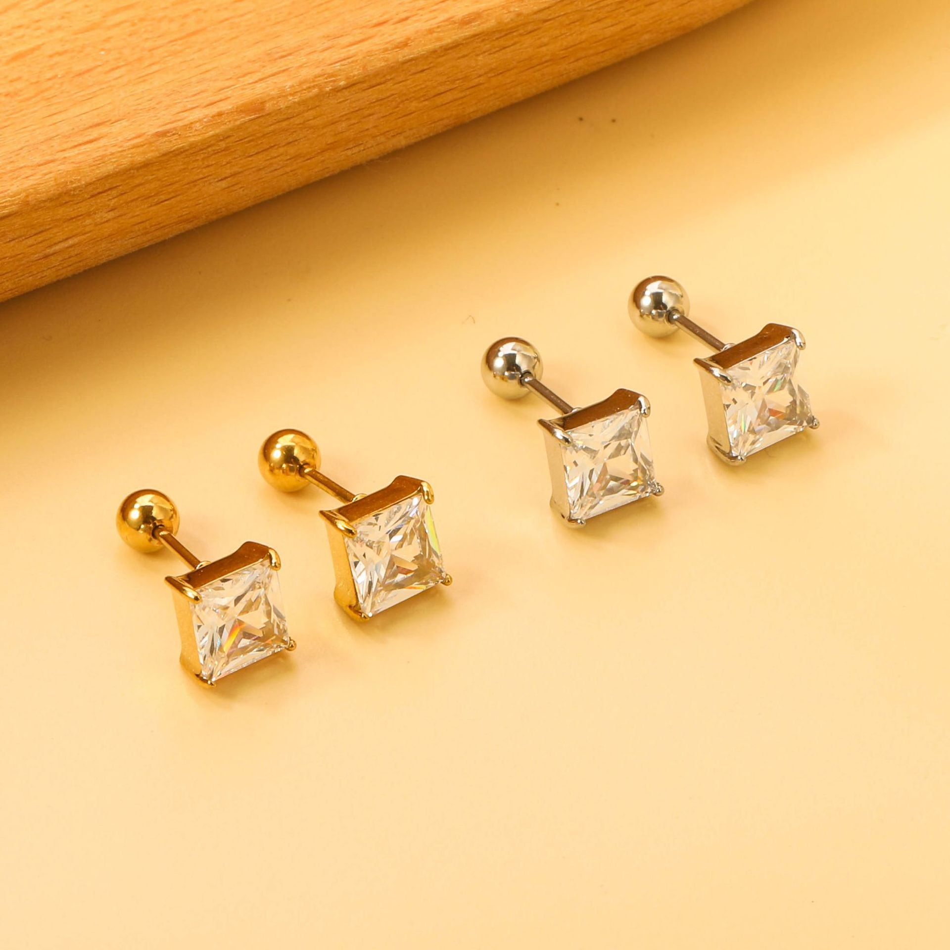 Damen Ohrstecker mit funkelndem Herzdesign und eleganter Goldbeschichtung Shop Nory