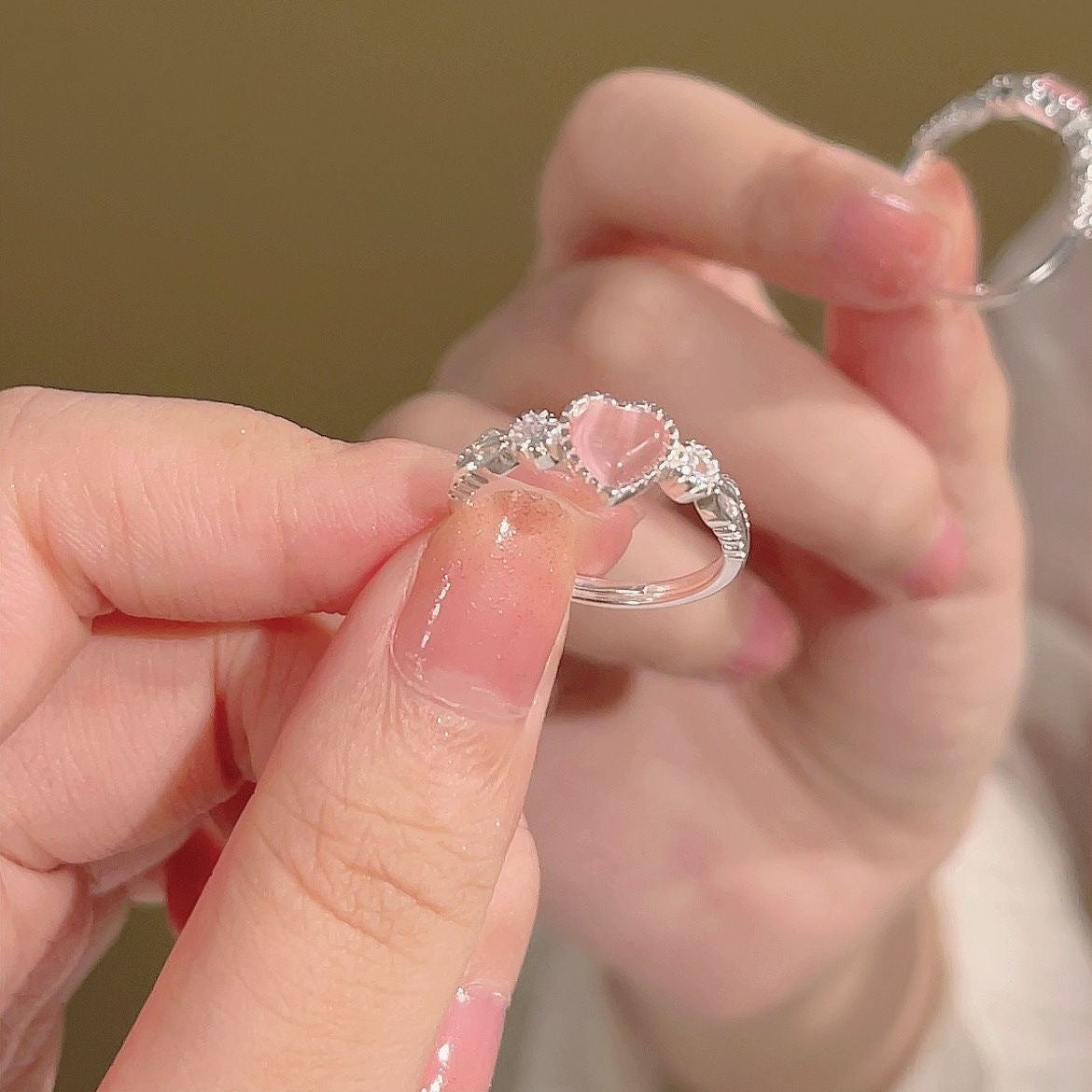Damen Ring mit herzförmigem Rosenquarz und funkelnden Zirkonia Shop Nory