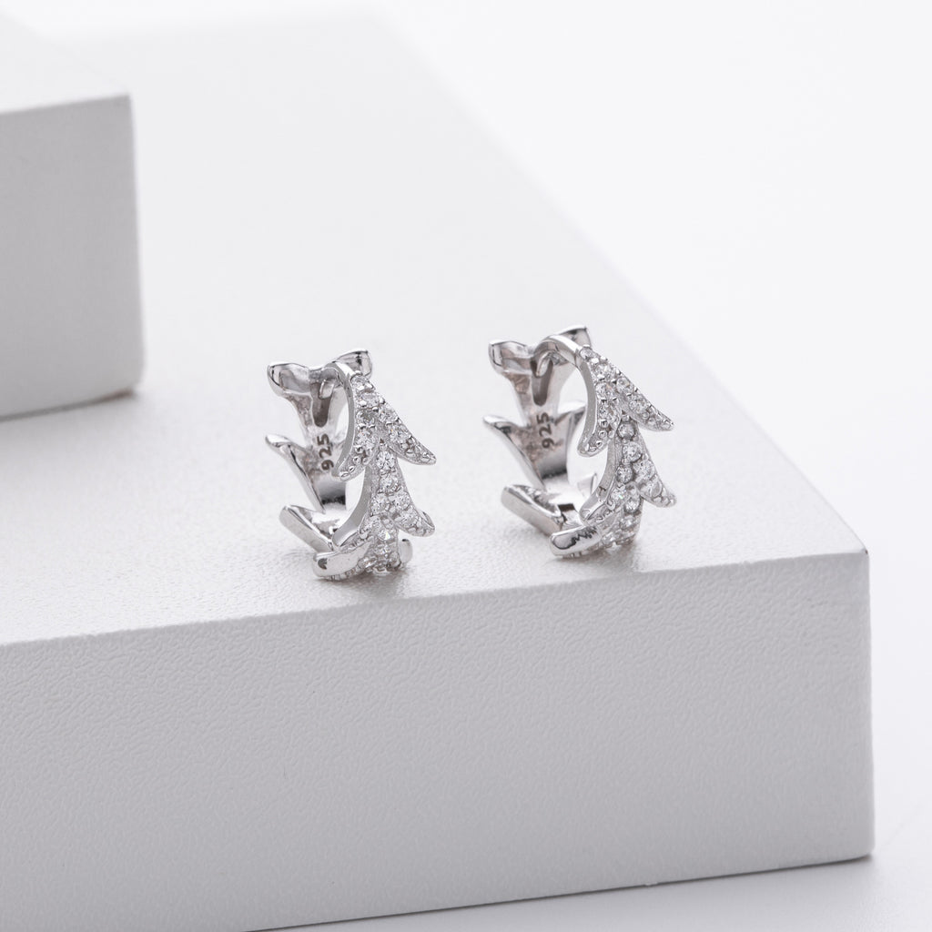 Damen Ohrstecker mit floralem Design und funkelnden Zirkonsteinen Shop Nory