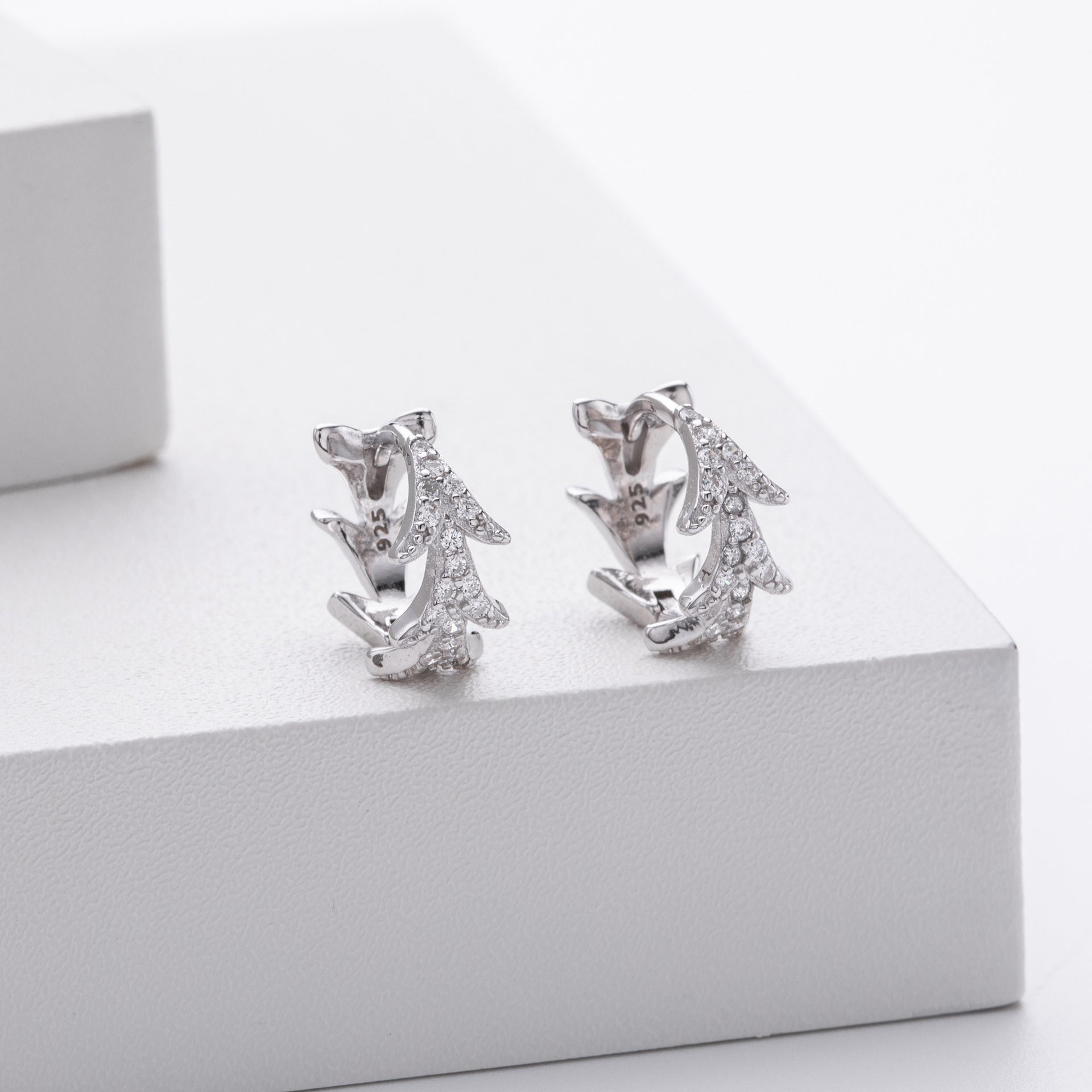 Damen Ohrstecker mit floralem Design und funkelnden Zirkonsteinen Shop Nory
