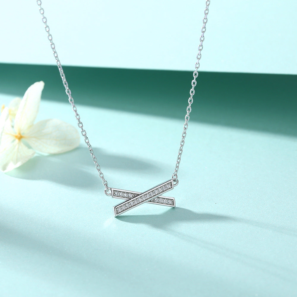 Damen Halskette mit modernem Kreuz-Design und funkelndem Zirkonia-Besatz Shop Nory