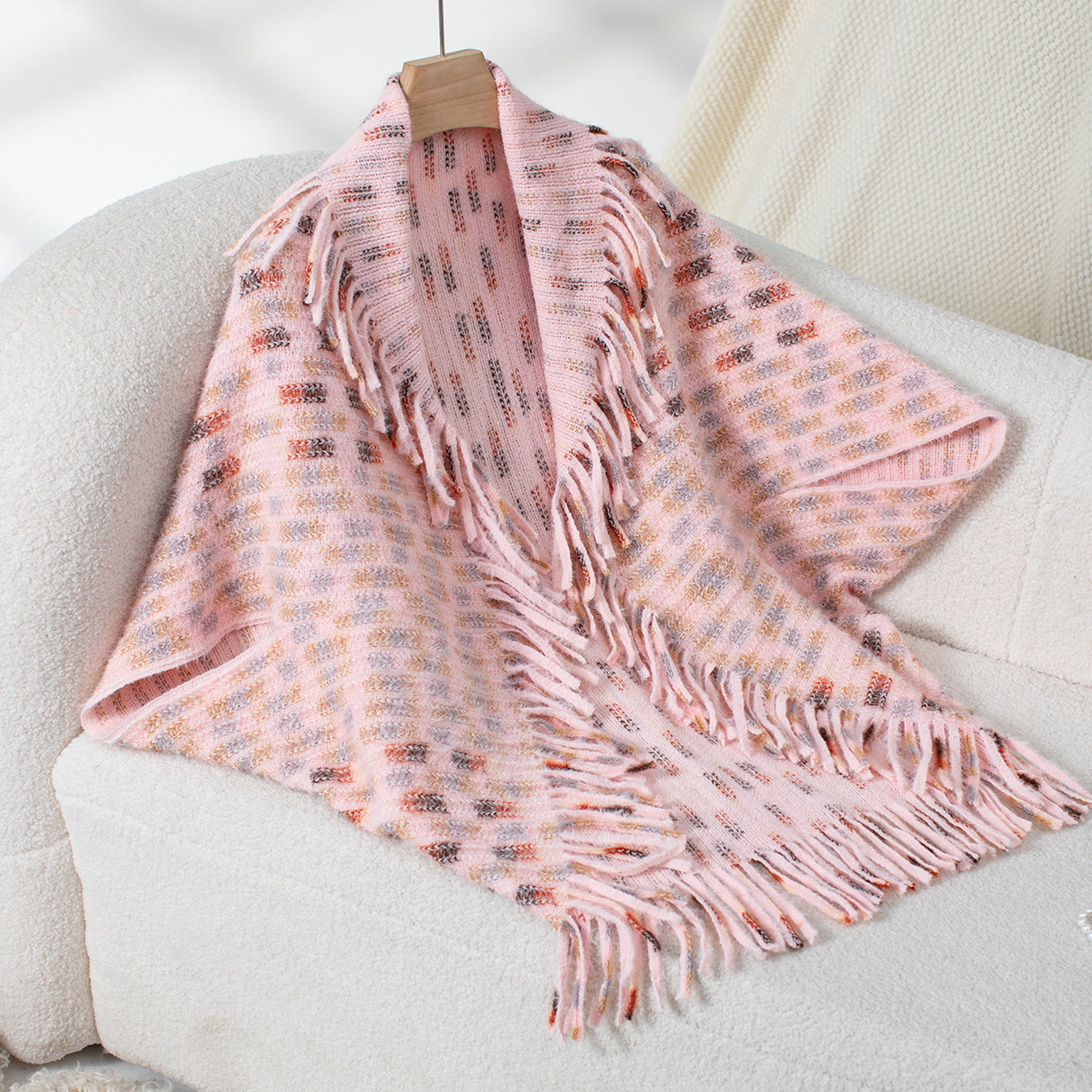 Damen eleganter Poncho mit fransigen Details und modernem Karomuster