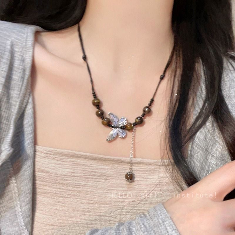 Damen Halskette mit filigranem Schmetterlingsanhänger und naturbelassenen Halbedelsteinen Shop Nory