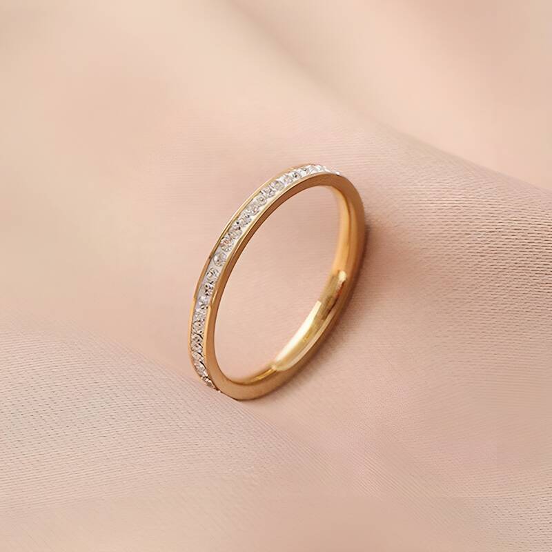 Damen Ring mit funkelndem Zirkonia-Besatz und eleganter Hochglanzoberfläche Shop Nory