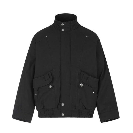 Damen Kurzer Boxy‑Bomber mit hohem Funnelkragen, Utility‑Pattentaschen und elastischem Saum Shop Nory