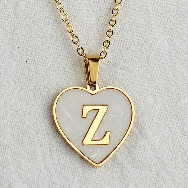 Damen Halskette mit herzförmigem Anhänger aus Muschelschale und initialisiertem Design Shop Nory