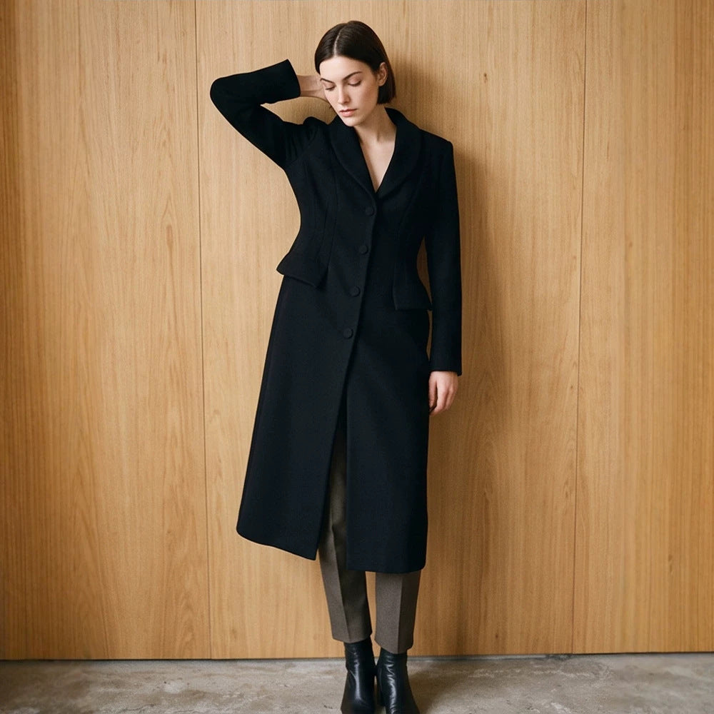 Damen Taillierter Longcoat mit Schalkragen und figurformenden Abnähern Shop Nory