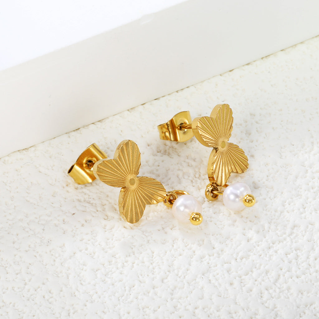 Damen Ohrringe mit modernen Herz-Akzenten und Perlenschmuck Shop Nory