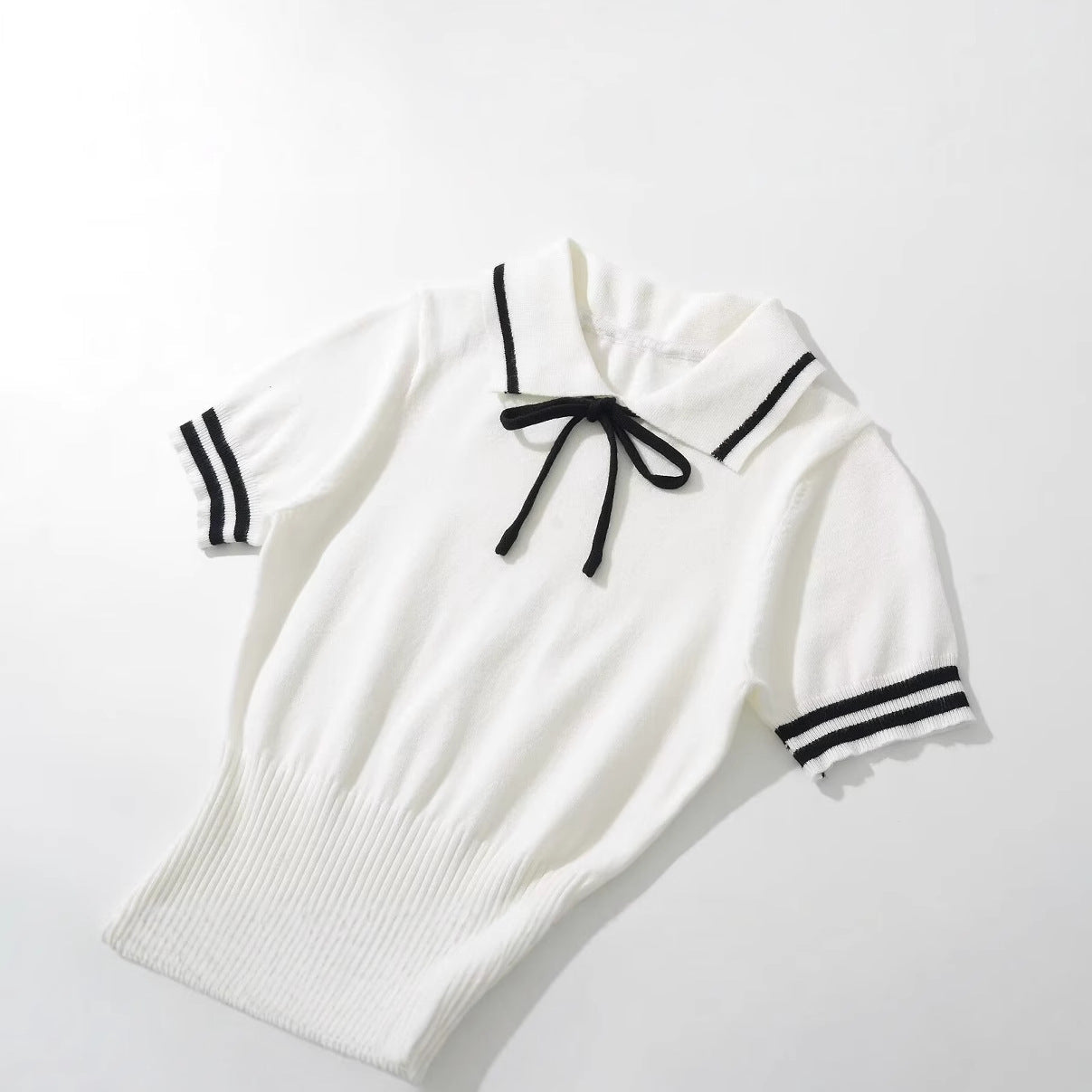 Damen Polo-Kleid mit Rüschensaum und dekorativem Bindeakzent