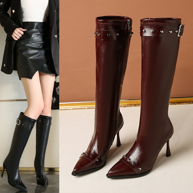 Damen Kniehohe Stiefel mit spitzer Zehenpartie, skulpturellem Stilettoabsatz und Zierriemen Shop Nory