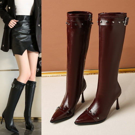 Damen Kniehohe Stiefel mit spitzer Zehenpartie, skulpturellem Stilettoabsatz und Zierriemen Shop Nory
