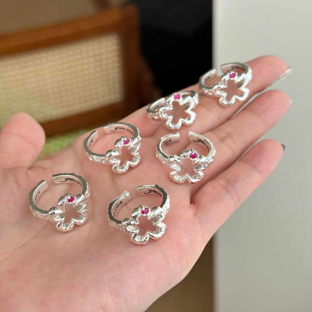 Damen Ring mit filigranem Blumenmuster und funkelndem Akzent Shop Nory