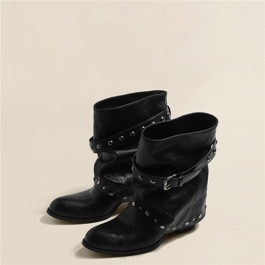 Damen Biker-inspirierte Slouch-Stiefelette mit Nietenriemen und Dornschließen-Detail Shop Nory