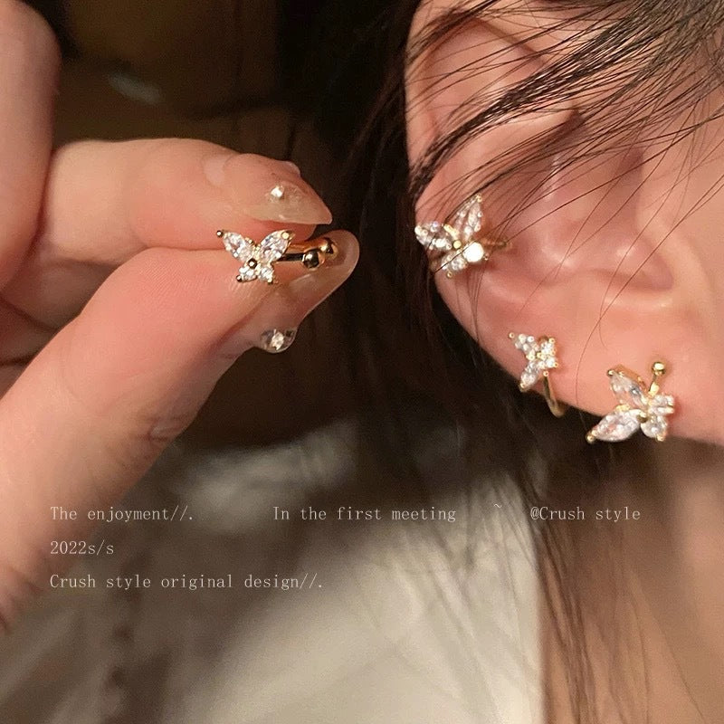Damen Ohrstecker mit elegantem Blumenmotiv und funkelnden Kristallakzenten Shop Nory