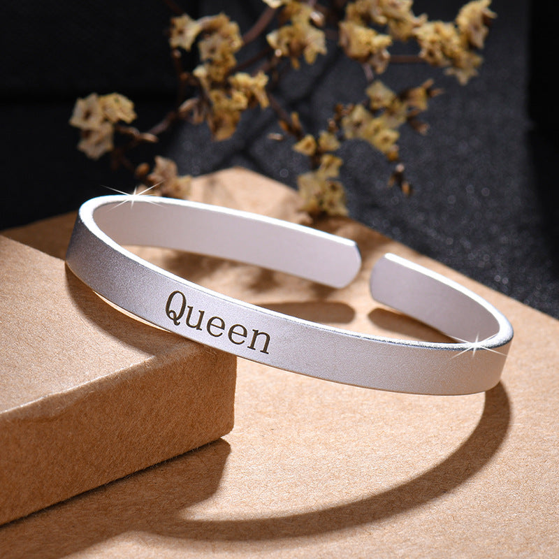 Damen Offenes Armband mit graviertem Schriftzug Shop Nory