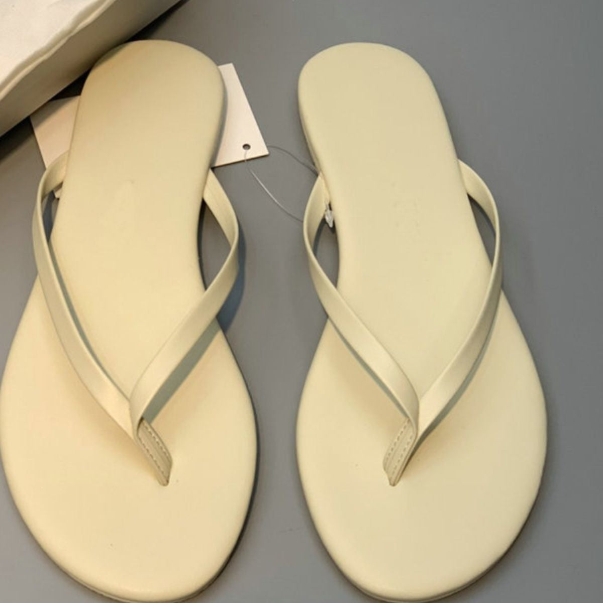 Damen stilvolle Flip-Flops mit glänzendem Riemendesign