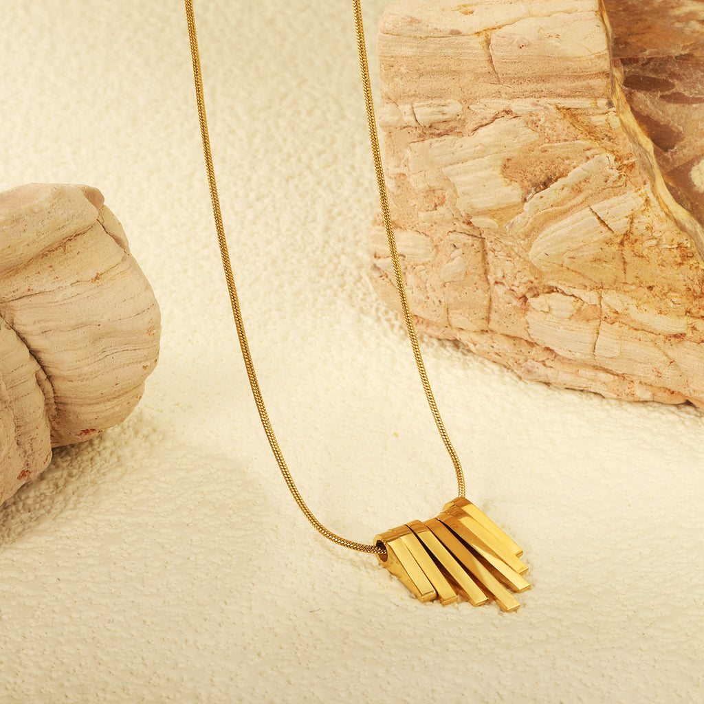 Damen elegante Halskette mit Blumenmotiven und hochwertiger Gliederstruktur Shop Nory