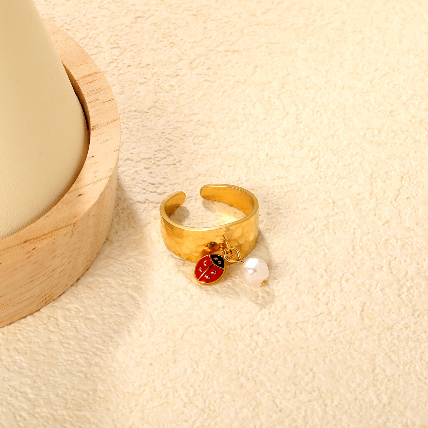 Damen offener Ring mit niedlichem Marienkäfer-Anhänger und Perlenschmuck Shop Nory