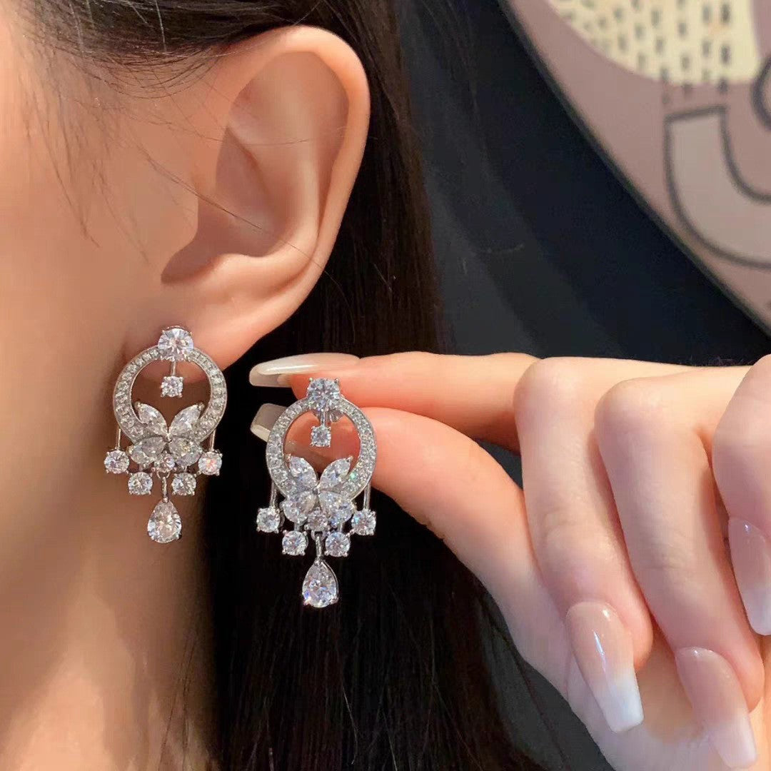 Damen Ohrringe mit kunstvollem Blumen-Design und funkelnden Edelsteinen Shop Nory