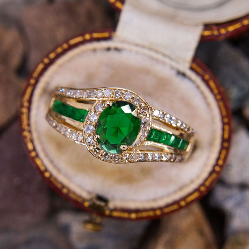Damenring mit elegantem Smaragd und funkelnden Zirkoniasteinen Shop Nory