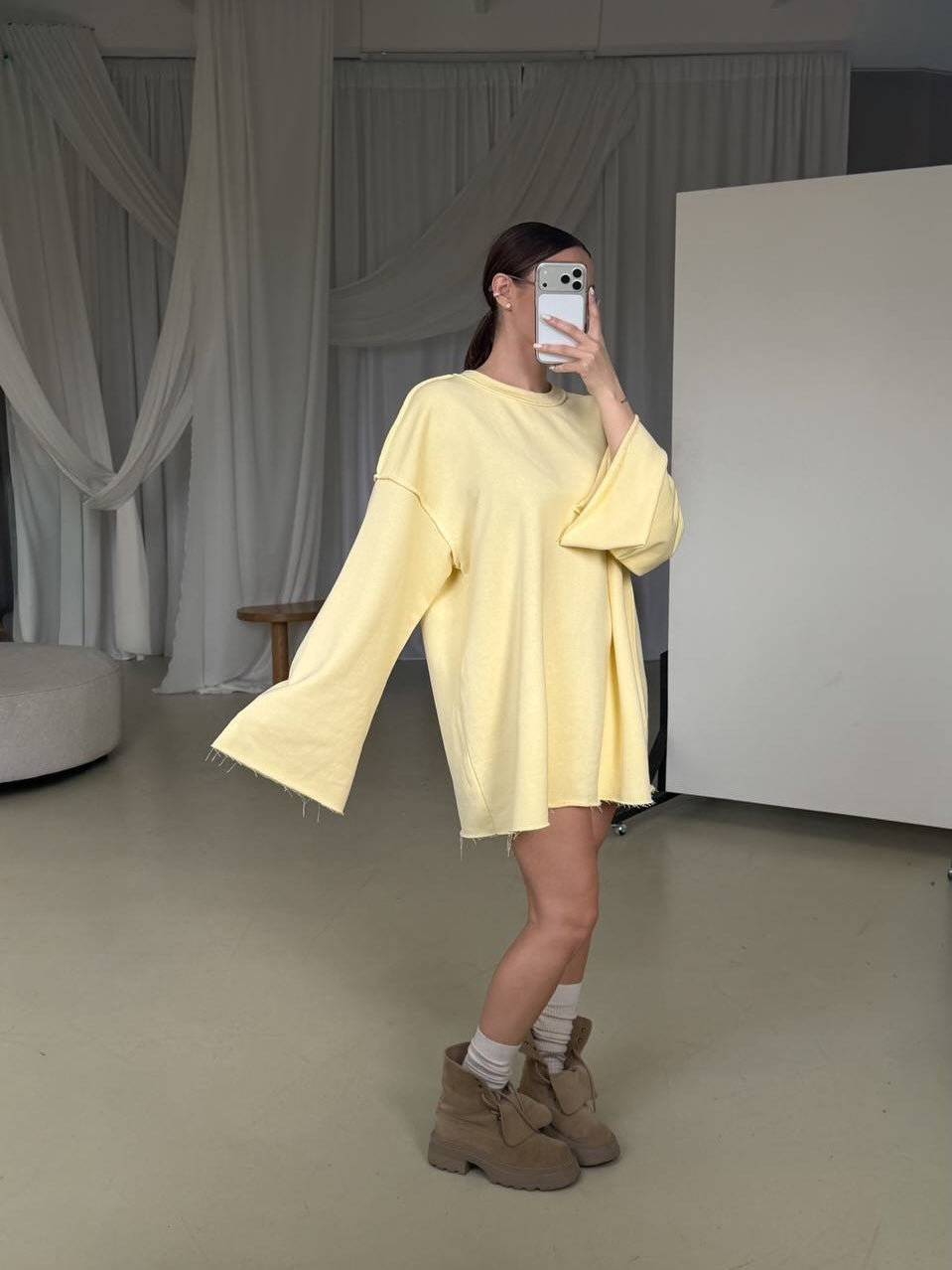 Damen oversized Sweatshirt-Kleid mit ausgefranstem Saum und weiten Glockenärmeln Shop Nory