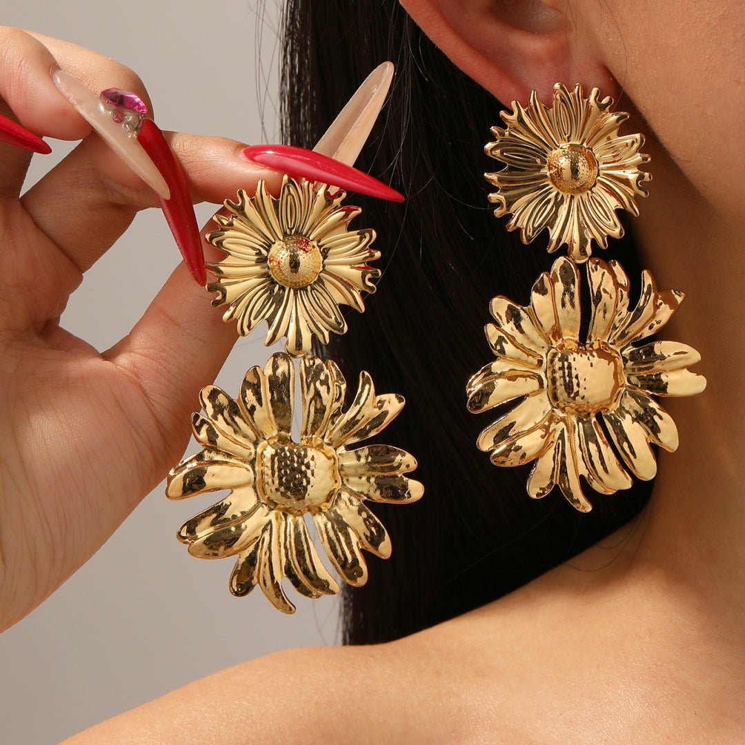 Damen Ohrringe mit floralem Design und luxuriösem Goldfinish Shop Nory