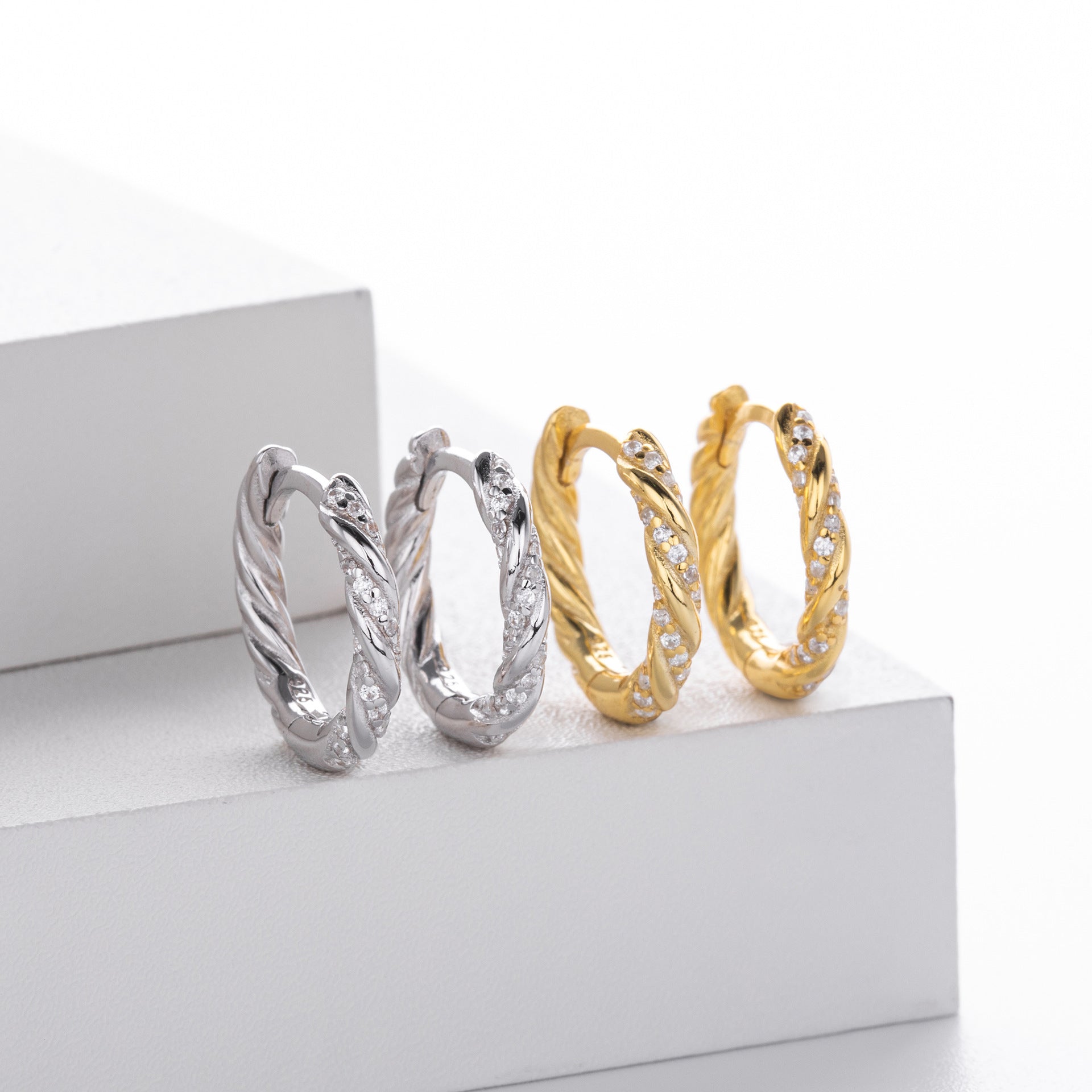 Damen Creolenohrringe mit raffiniertem Zopfdesign und funkelnden Zirkonsteinen Shop Nory