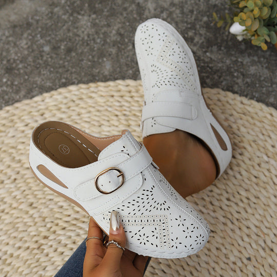 Damen geschlossene Clogs mit dekorativen Lochmustern und eleganter Schnalle Shopnory