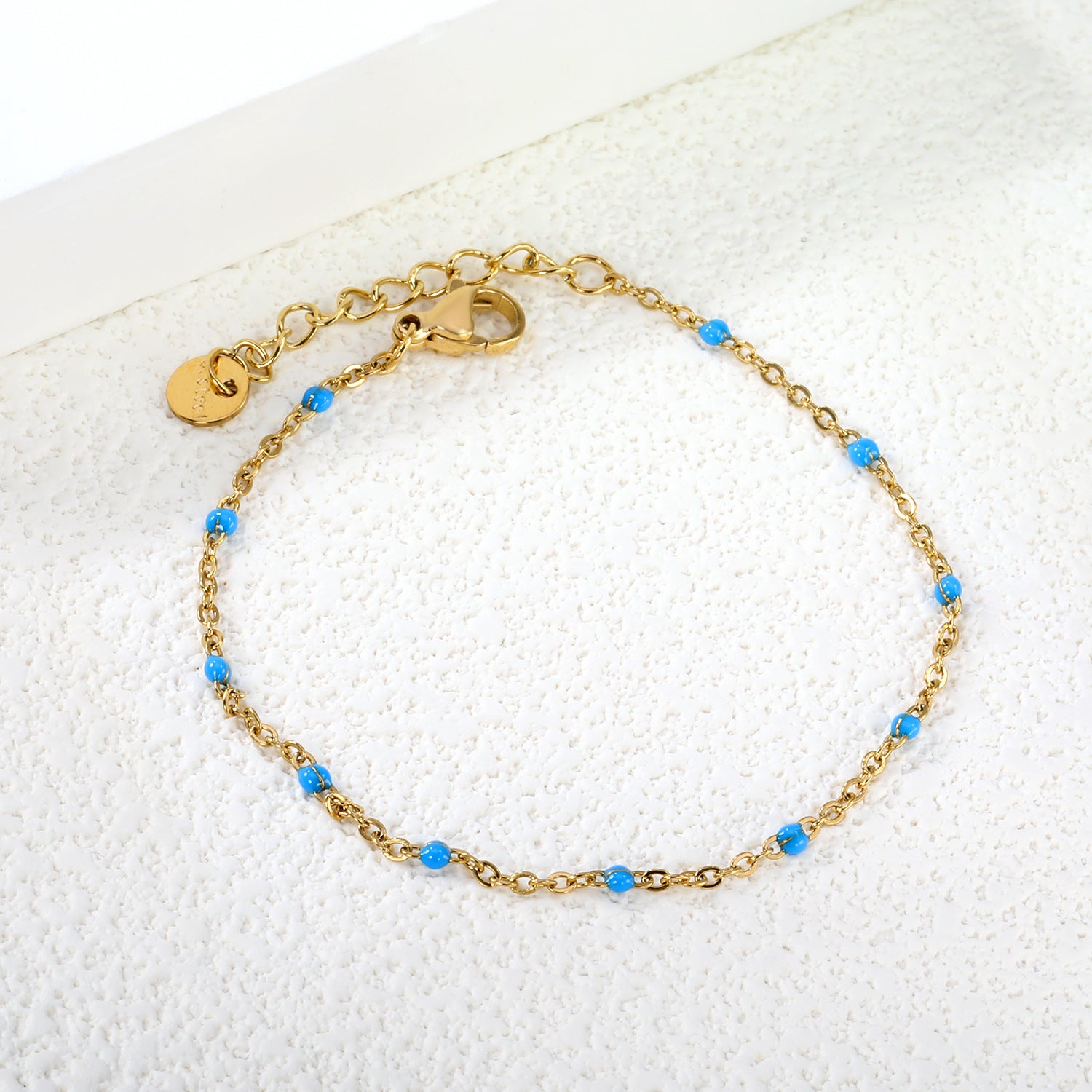 Damen zartes goldplattiertes Armband mit roten Akzenten Shop Nory