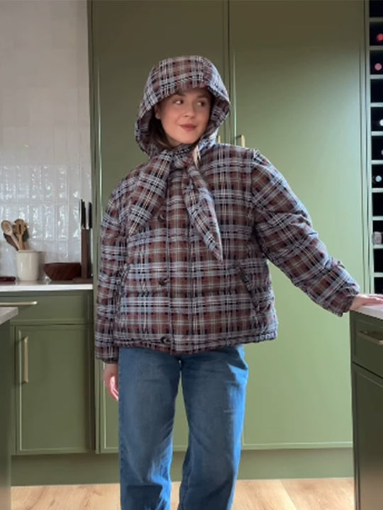 Damen Kurz geschnittene karierte wattierte Boxy-Steppjacke mit integrierter Kapuze und Bindeschal Shop Nory