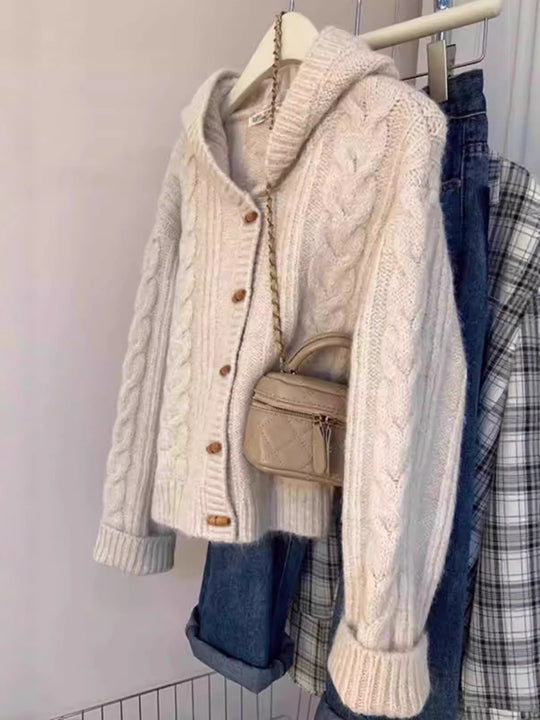 Damen Kapuzen-Strickjacke mit Zopfstrick, Holzknopfleiste und kastiger Silhouette Shop Nory