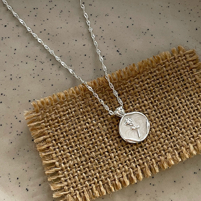 Damen Elegante und filigrane Halskette mit graviertem Anhänger Shop Nory