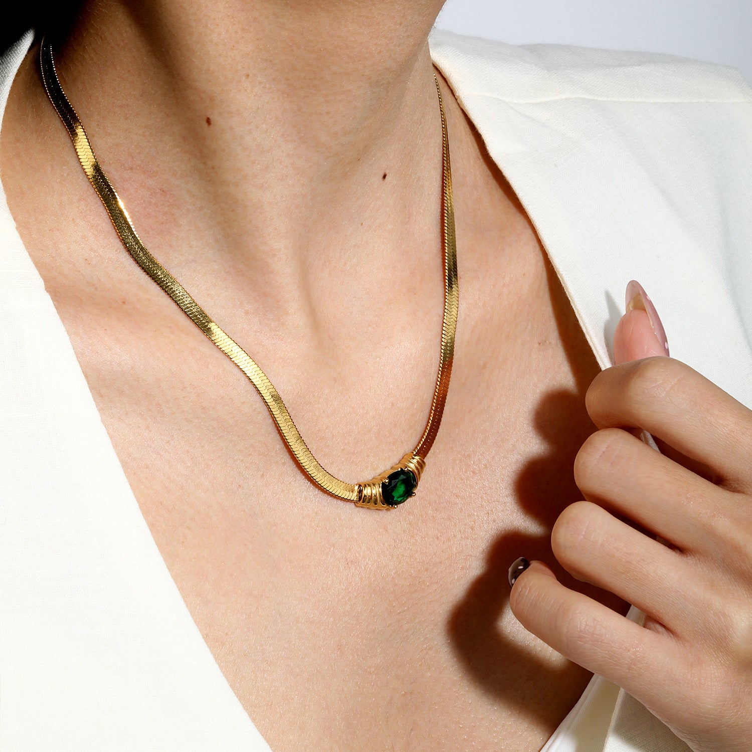 Damen elegante Halskette mit hochwertigem, grünem Zirkonia-Anhänger und edelgestaltetem Kettenmuster Shop Nory