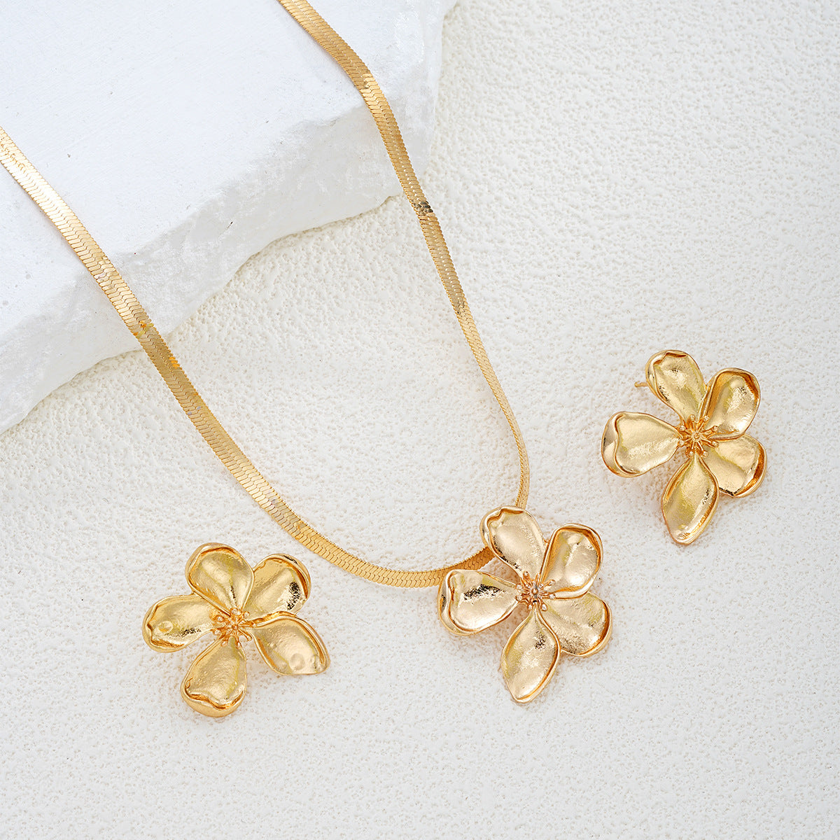 Damen Ohrringe mit kunstvollem Blumenmotiv und glänzender Oberfläche Shop Nory