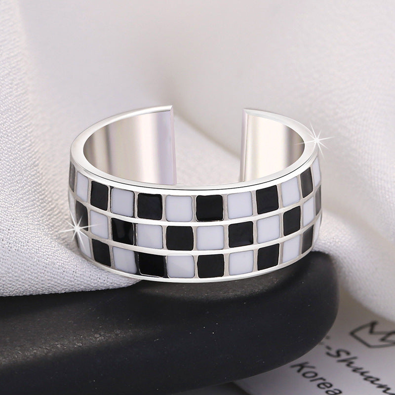 Damen Halskette mit herzförmigem, schwarz-weißem Schachbrettdesign Shop Nory