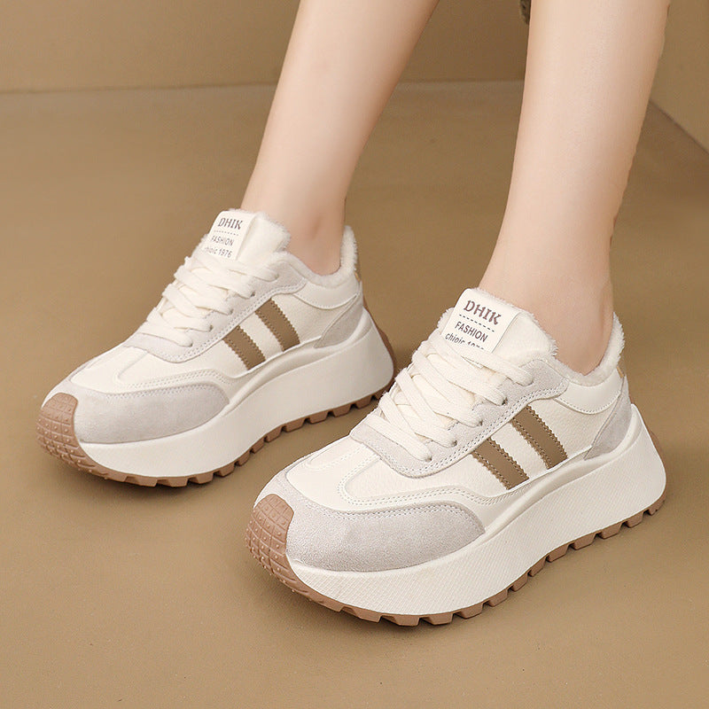 Damen Plateau Sneakers mit weich gefüttert Innenausstattung und modischen Akzenten Shopnory