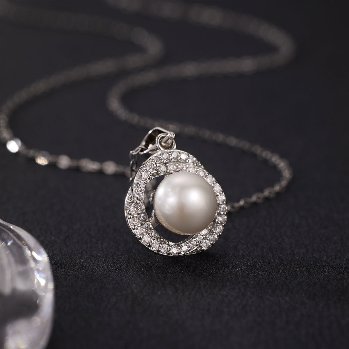 Damen elegante Halskette mit Perlenanhänger und funkelnden Zirkonia-Details Shop Nory