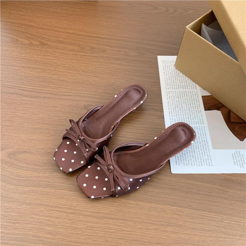Damen Quadratische Slip-On Mules mit Punktmuster, feiner Zierschleife und Komfortfußbett Shop Nory