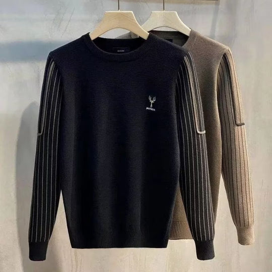 Herren Feinstrick-Pullover mit kontrastierenden Rippenärmeln und gesticktem Hirschlogo Shop Nory