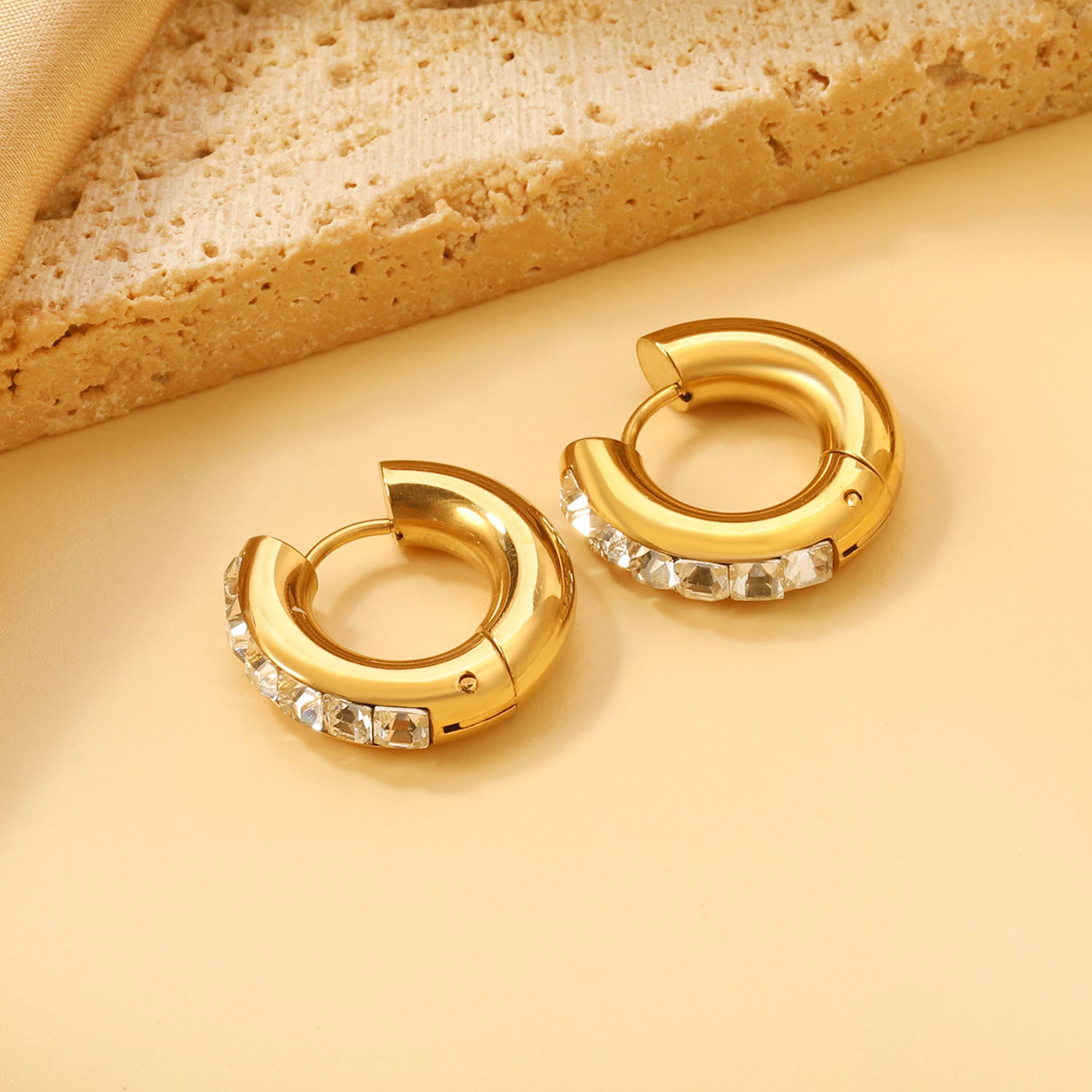 Damen Hängende Creolen mit funkelnden Kristallen und goldplattierter Oberfläche Shop Nory