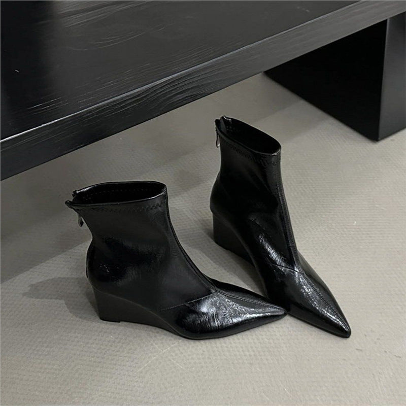 Damen Spitz zulaufende Ankle-Boots mit Sock-Upper und skulptiertem Keilabsatz Shop Nory